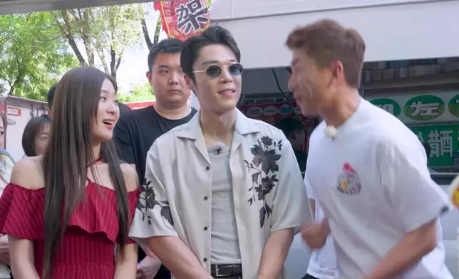 途中馬貫東以普通話與市場的姐姐溝通，令德德笑爆肚。