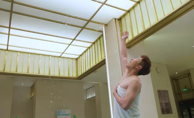 畫面一轉，馬貫東只包著毛巾。