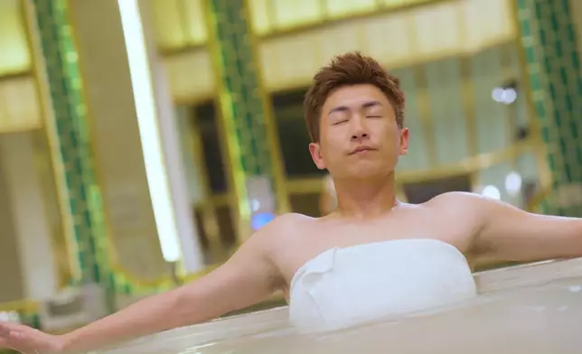 畫面一轉，馬貫東只包著毛巾。