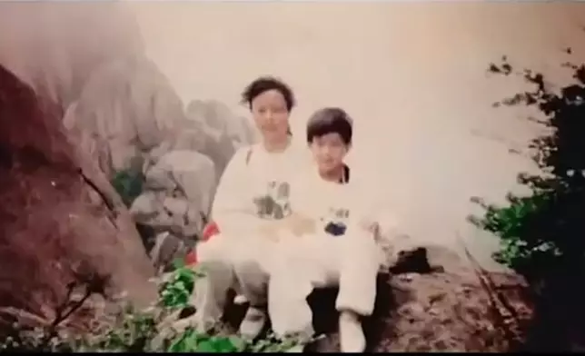 于朦朧從小與母親相依為命.