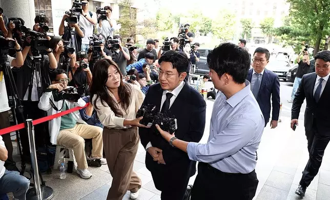 房時爀於9月15日現身首爾警察廳金融犯罪調查隊辦公樓接受調查。網上圖片