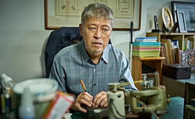 權海驍飾天生失明的工藝大師任永奎。