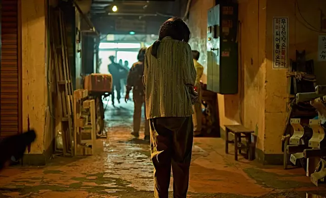 申鉉彬飾東煥的母親。