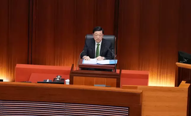 新一份施政報告在「綠色低碳生活環境」篇章中提到，將會推動綠色創科成果商品化，包括支持市場發展換電型電動車及自動化換電站技術。（巴士的報記者攝）