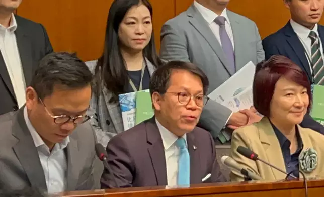 陳克勤（中）。巴士的報記者攝