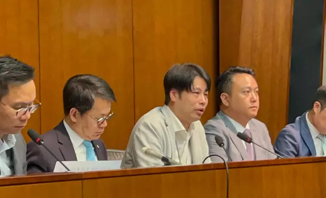 何俊賢（中）。巴士的報記者攝