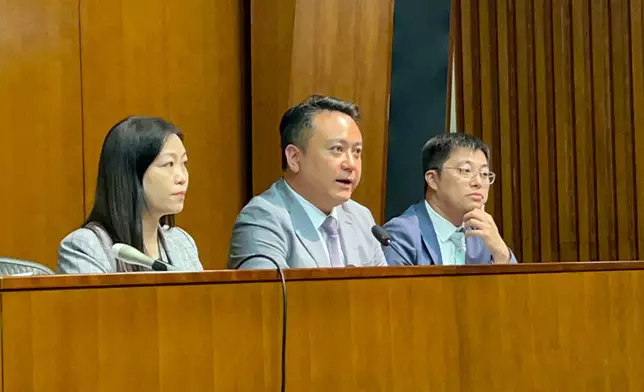 郭玲麗、李世榮、顏汶羽（左起）。巴士的報記者攝