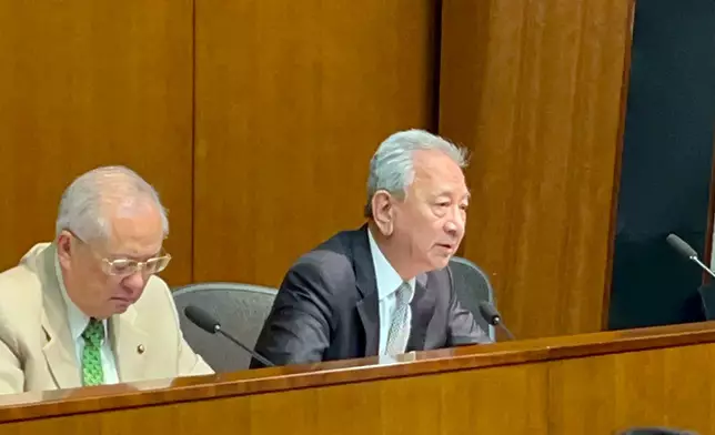 航運交通界議員易志明（右）。巴士的報記者攝