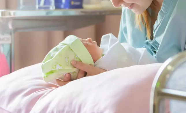 新一份《施政報告》表示政府延長初生子女可享額外免稅額的時間，由一年增至兩年。 (資料圖片)