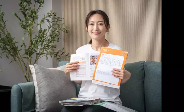 周家怡深受助養孩童的書信感動。