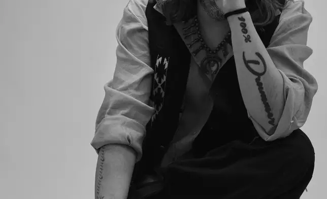 「浪客彳亍」 正是Jun多年來一步一步緩慢踏實地追求音樂真諦之路。