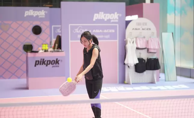 甘比特別設計了一套鈎織「特別版」球拍。