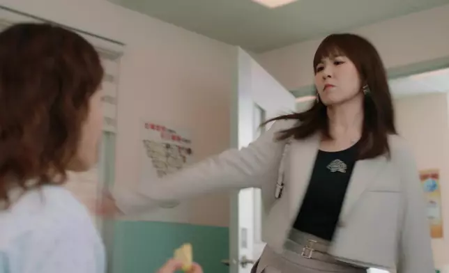 怨念Max的Moon氣沖沖走到醫院搵Kelly尋仇，摑完一巴喪鬧對方兼再喪扯頭髮，女人打起交上嚟真係好狼。