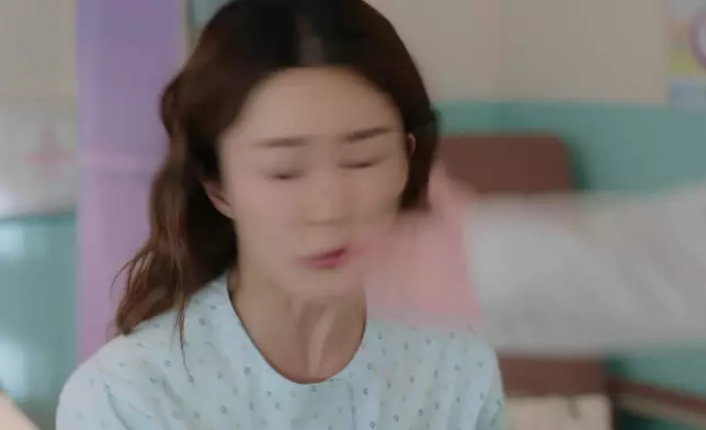 怨念Max的Moon氣沖沖走到醫院搵Kelly尋仇，摑完一巴喪鬧對方兼再喪扯頭髮，女人打起交上嚟真係好狼。