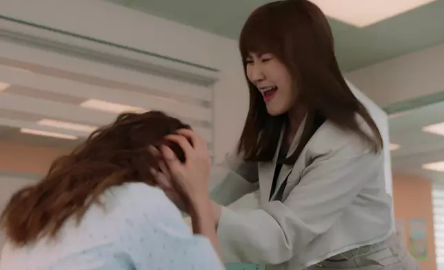 怨念Max的Moon氣沖沖走到醫院搵Kelly尋仇，摑完一巴喪鬧對方兼再喪扯頭髮，女人打起交上嚟真係好狼。