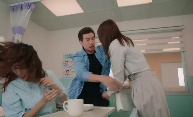 怨念Max的Moon氣沖沖走到醫院搵Kelly尋仇，摑完一巴喪鬧對方兼再喪扯頭髮，女人打起交上嚟真係好狼。