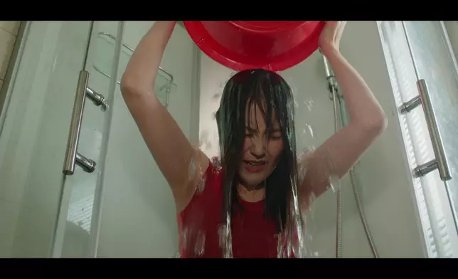 阿Moon為咗親近陳豪，竟然出動苦肉計，仲要搞到自己病到五顏六色都仲要笑得咁開心，好病態。