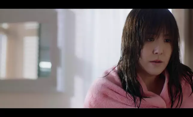 阿Moon為咗親近陳豪，竟然出動苦肉計，仲要搞到自己病到五顏六色都仲要笑得咁開心，好病態。