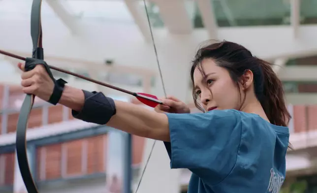 Kelly射箭時突然頭暈不適送院，搞到陳豪即時揼低咗苦苦哀求嘅Moon。