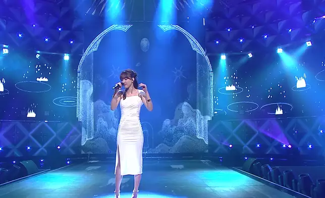 「顏值擔當」甄敏芳Jenny化身仙氣女神，一身白色緊身裙超靚登場演繹《郵差》，好身材一覽無遺。