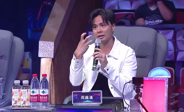 至於Andrew，周錫漢：你係一個比較少有嘅未出到參賽者，喺台上面係有氣場嘅一個歌手。