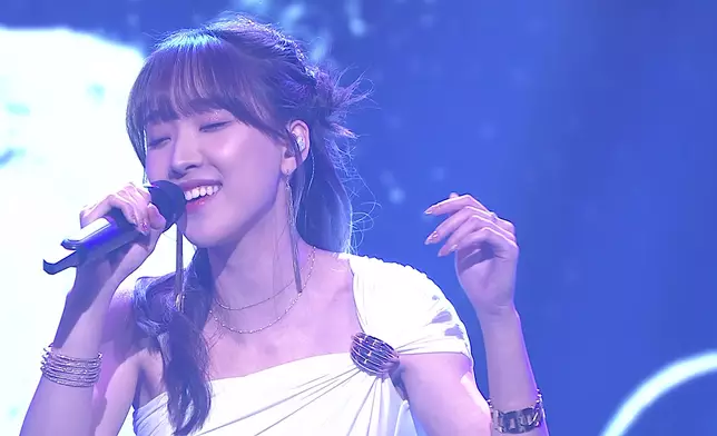 「顏值擔當」甄敏芳Jenny化身仙氣女神，一身白色緊身裙超靚登場演繹《郵差》，好身材一覽無遺。