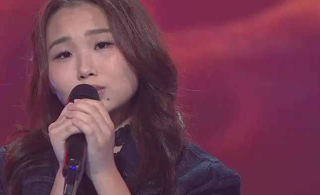 徐惠晴Vanessa以充滿感情的聲音唱出《這麼近(那麼遠)》。