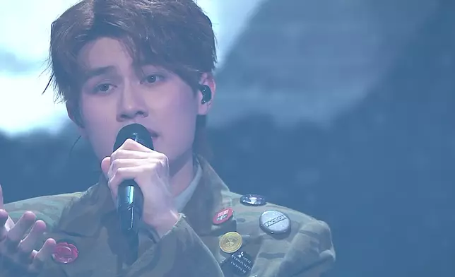 胡港豐Andrew化身「深情Boy」演繹分手歌《緊急聯絡人》。