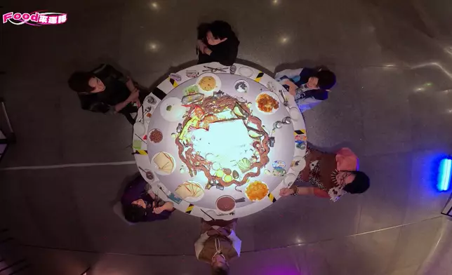 另一遊戲6膠來到一張大圓桌前。