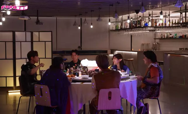 其中1個回合中，6膠要在限時內把轉盤上的食物吃完。