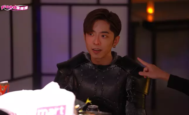 珈其取笑Edan的表情。