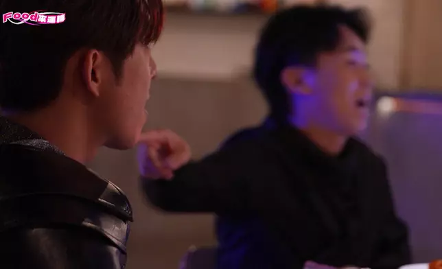 珈其取笑Edan的表情。