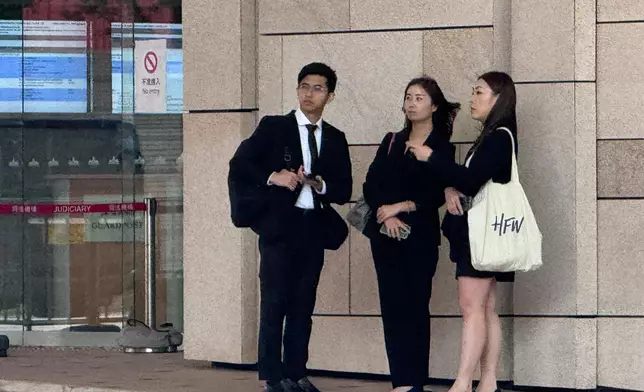 許洁瑜大律師（左二）代表港九小輪。巴士的報記者攝