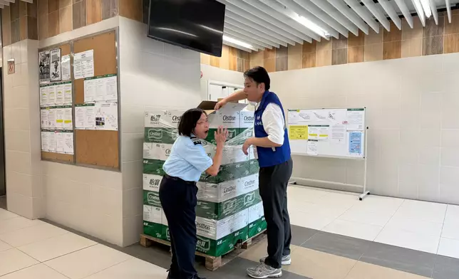 華潤飲料緊急捐贈怡寶飲用水，讓馬鞍山錦駿苑居民多一個安心用水的選擇。