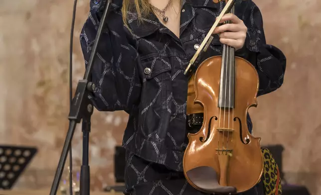 Janees以小型音樂會拉開序幕，精心挑選了11首對自己很具意義的歌曲。