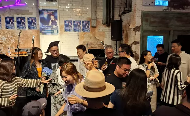 Janees走下舞台與粉絲交談、淺酌及合影留念。