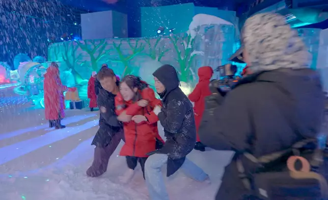 三人體驗落雪玩得勁開心，馬貫東與德德仲玩到跌親添