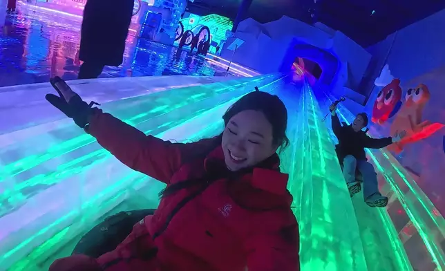 丁丁、馬貫東與德德玩水泡滑冰，丁丁：過山車咁刺激