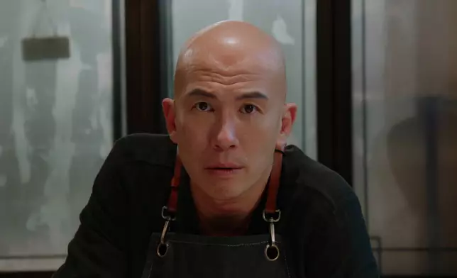 呢個眼神轉換有戲架，明明上一秒同啲兄弟玩緊，下一秒即刻因為有外敵而露出殺氣！