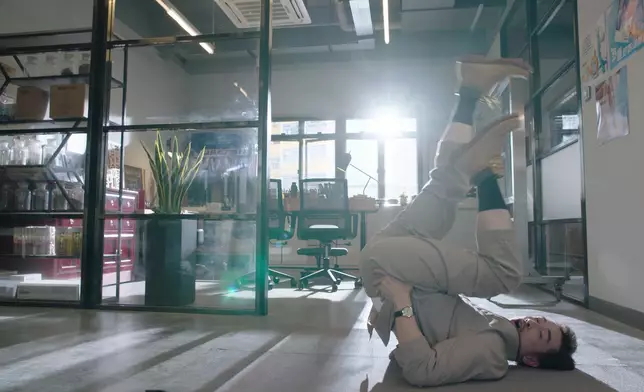 但真係拍到陳豪「一仆一碌」架。