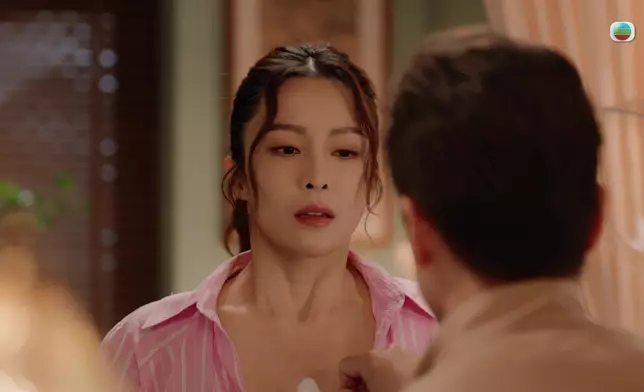 凌為民為Rachel胸部施針。