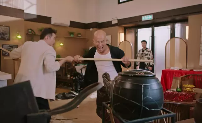 雖然痛到表情都管理唔到，但Eddie都依然堅持完成拍攝好專業。