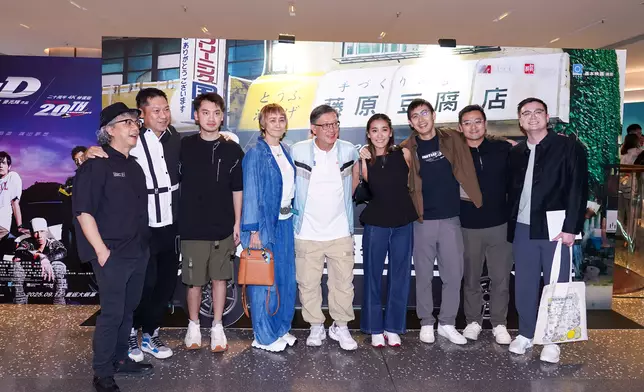 劉偉強太太（藍色褸）以及女兒和兒子都有到場。