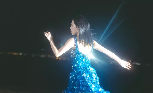 歌曲主題是在黑暗中更要尋找光和聚集同行夥伴的重要性。