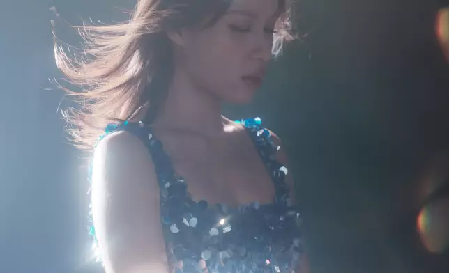 Winka找來自小陪她成長的圈外好友參與歌曲「伴唱」。