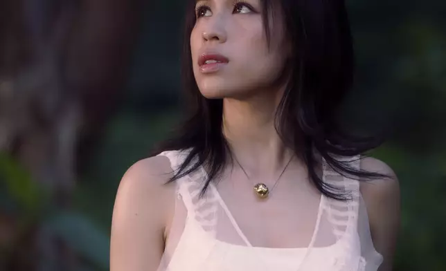 新歌MV加入了不少電腦特技效果。