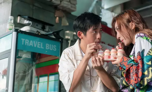 Yumi與男主角甜蜜互動頭貼頭喝飲品。