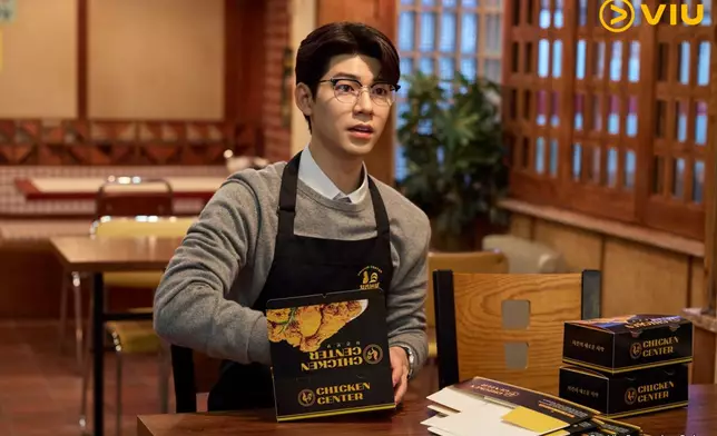 裴賢聖飾演新進法官兼炸雞店員工曹必立。Viu提供圖片