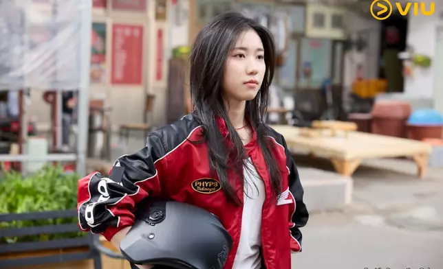 李蕊飾演MZ世代炸雞店外賣員李施溫。Viu提供圖片