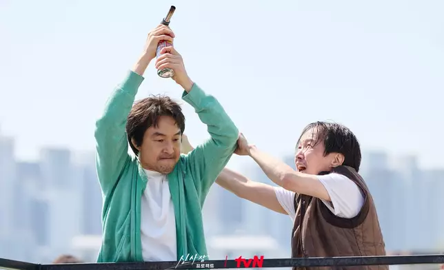 申在浩幫助鄰里成為化解糾紛的英雄。tvN Drama圖片